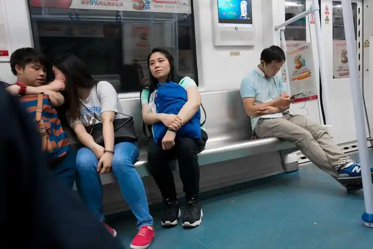 2016年6月,深圳地铁1号线,地铁里的人.