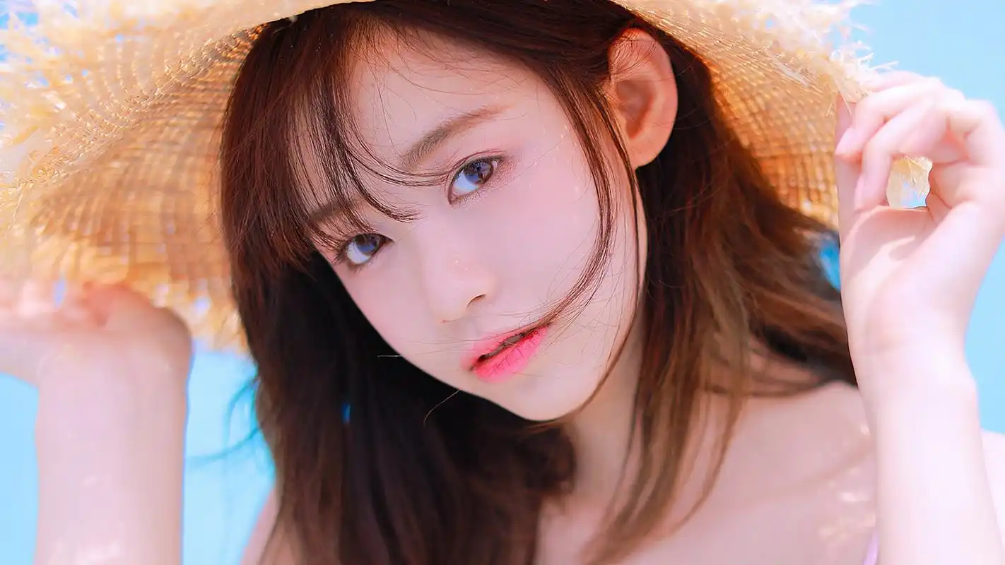 粉色甜美美女泳池写真高清桌面壁纸