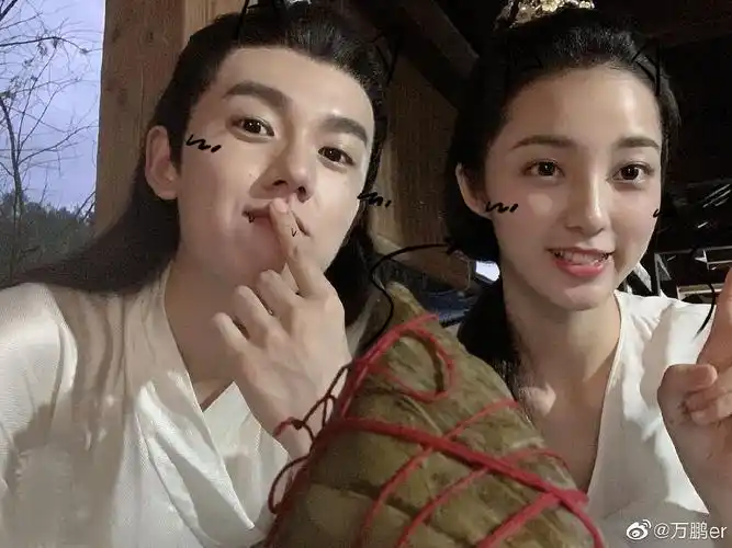 万鹏和张耀好有夫妻相啊