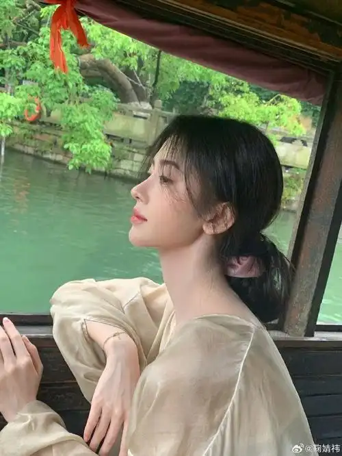 鞠婧祎端午营业照#小鞠的端午营业照来了,一身轻纱新中式和伪素颜妆