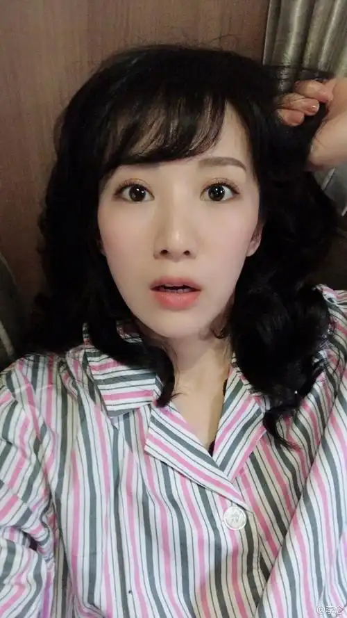 李念穿病号服自拍表情搞怪 哀嚎没有假期嘟嘴卖萌