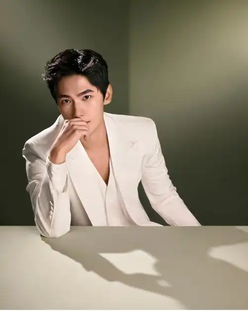 这次的光影照比之前的更绝了,层次分明显得杨洋气质成熟又高级,好喜欢