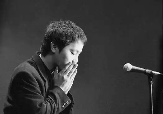 窦唯现身快餐店,剃头发刮胡子帅气重现,一听手机点餐选择放弃_王菲