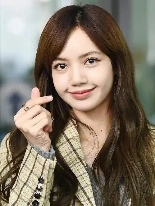 人间芭比lisa,失去漫画刘海的庇护,秒变路人脸,换对发型如整形