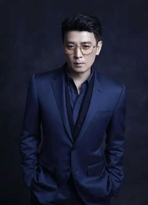 保剑锋出席搜狐时尚盛典 金丝眼镜造型尽显儒雅气质