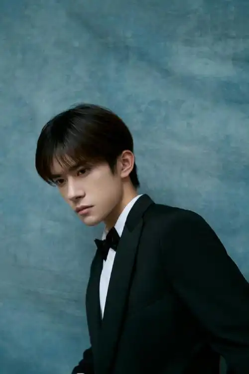 易烊千玺影人碎片#易烊千玺影人碎片96经典黑西装,有被玺子哥狠狠