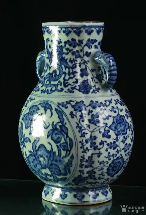 清乾隆官窑 仿宣德晕散青花开光寿桃螭龙纹象耳尊精品