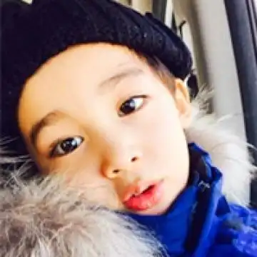 卖萌美颜的混血正太,男生头像图片-回车桌面