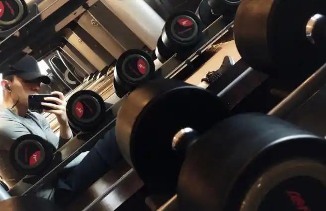 热爱且坚持邓伦练就完美身材彰显偶像实力双重魅力