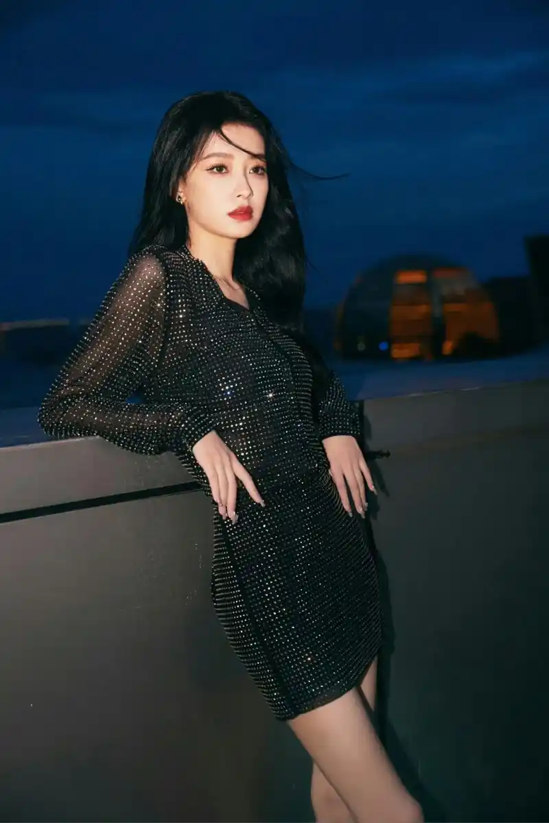 明星生图大赏# #美女# 孙怡身着黑色裙子眺望远方,前方是什么吸引住