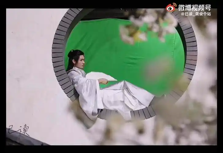 月下摇扇夺魄勾魂