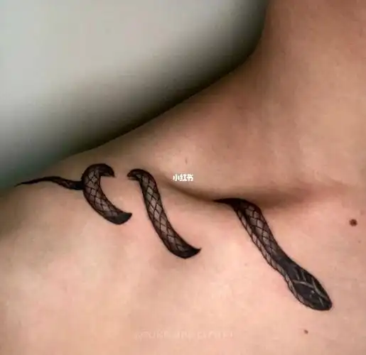 锁骨小蛇纹身