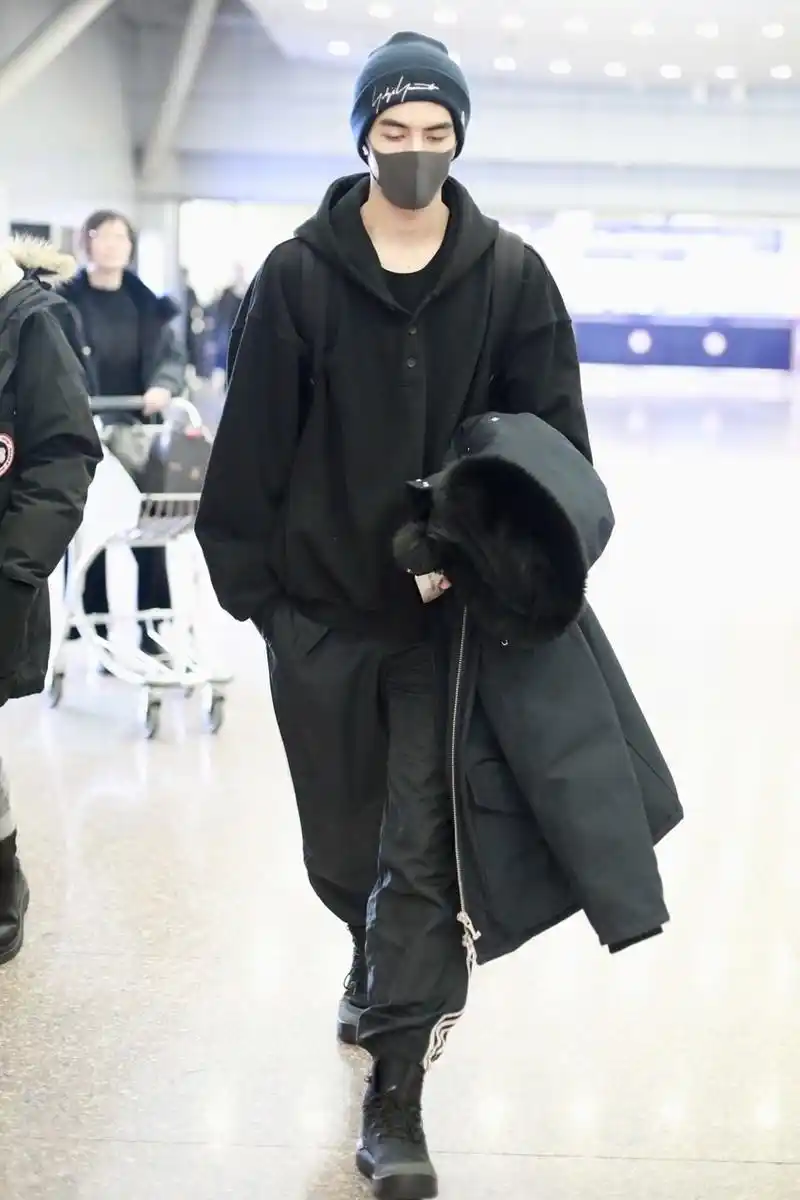 宋威龙全黑look走机场黑色卫衣休闲宽松穿运动裤秀大长腿