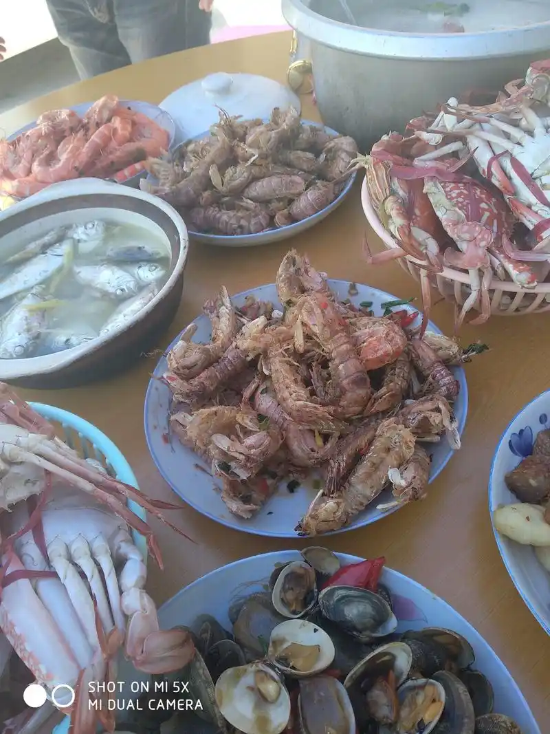 久违的同学,做了一大桌海鲜大餐给我吃,吃得实在是饱,太美味了