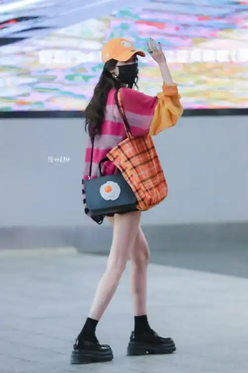 私服女王,机场街拍引领者,幂式穿搭拥有者,论穿搭,内娱还得看杨幂啊