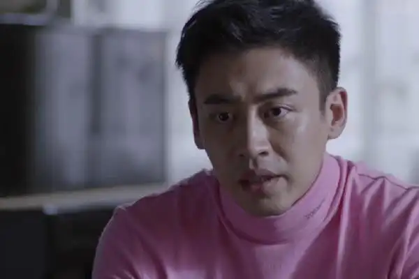 少年派蒋昱文:从霸道精英男变自大油腻男,只需一件骚粉高领秋衣