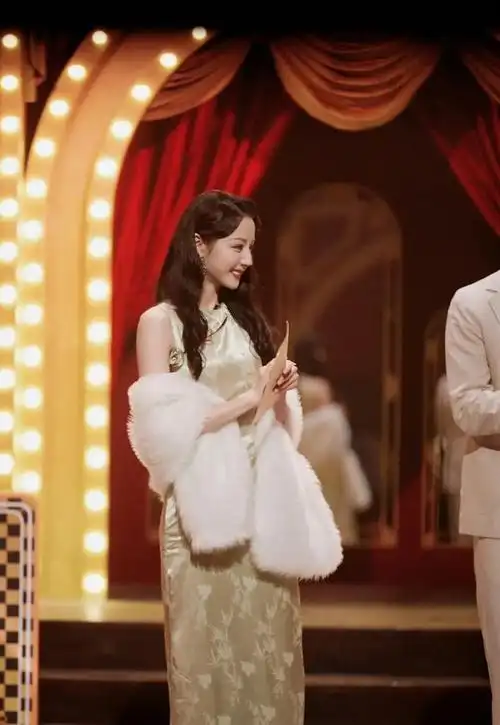 迪丽热巴一袭淡绿色旗袍温婉淡雅,一颦一笑妩媚动人