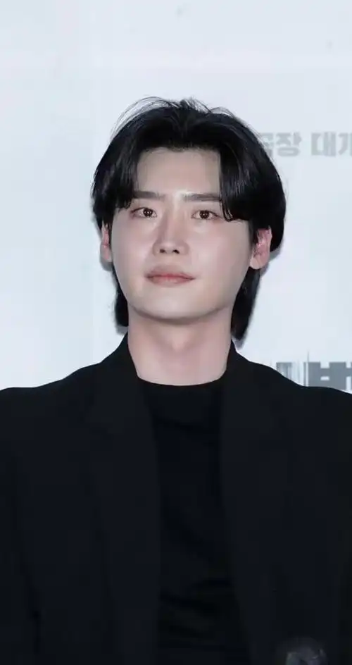 李钟硕以前明明很帅,怎么现在又油又肥了? - 265学校教育网