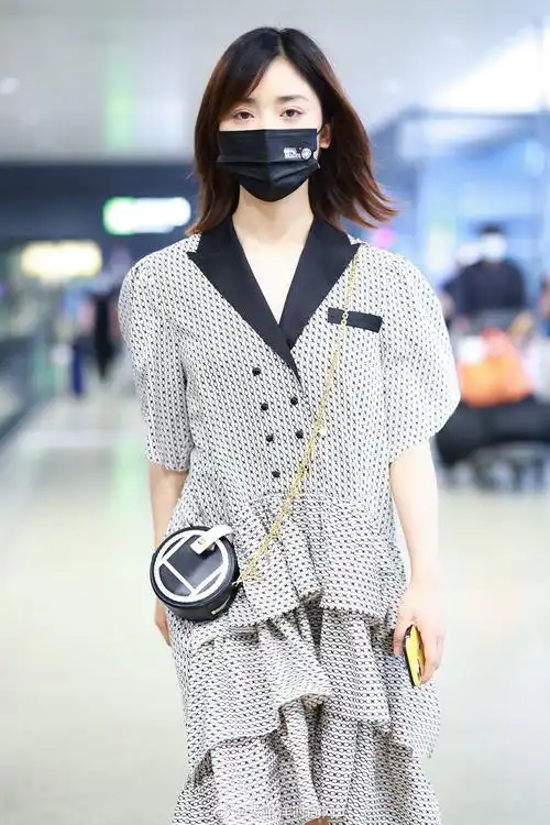 最新机场街拍分享,身背dissona 2021秋冬if系列拼黑链条包