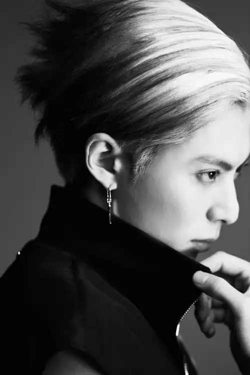 区区蓝灰色王鹤棣轻松驾驭 别忘了王鹤棣发型刺客这个称号 任何造型