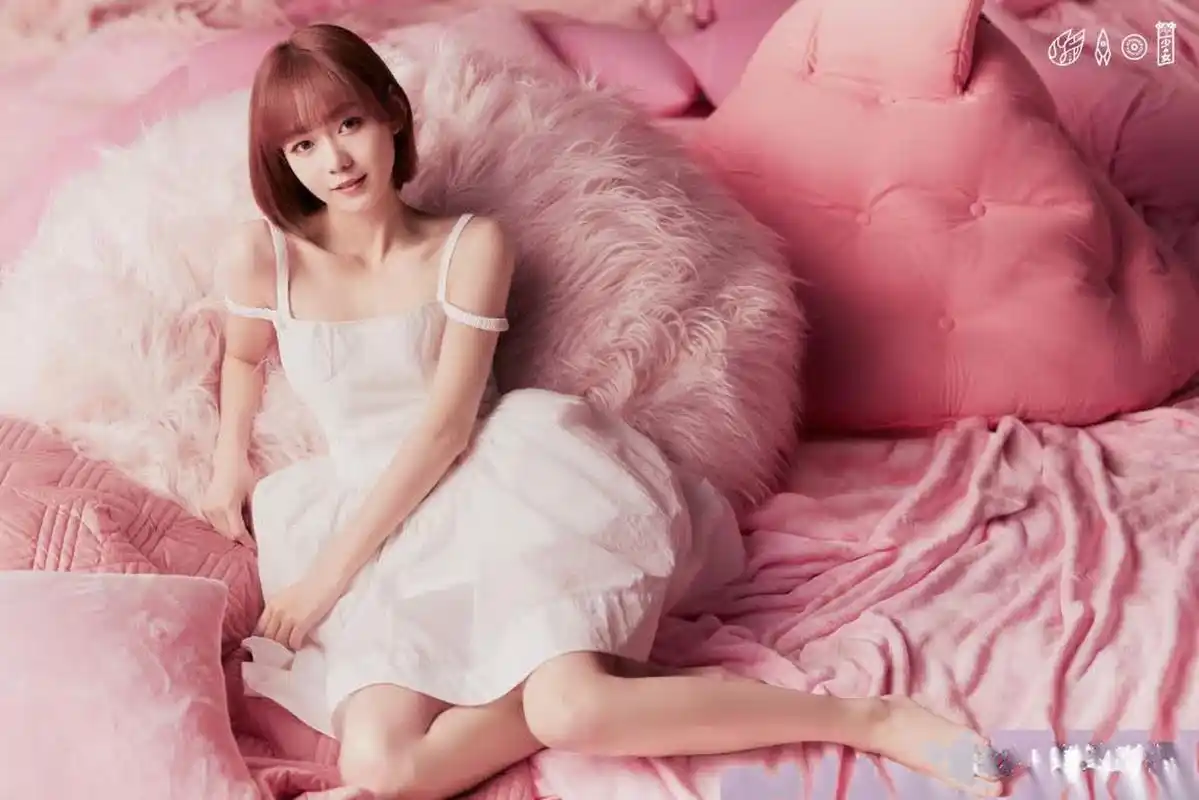 火箭少女101成员的光足,每一步都如同大自然的旋律,充满了生命的韵律.