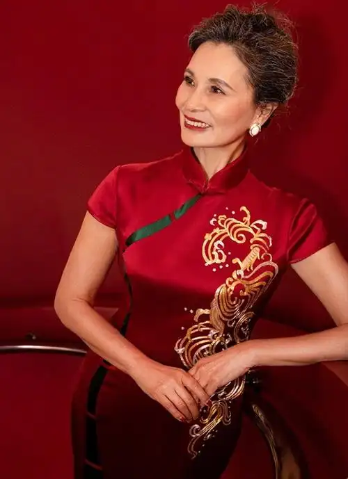 "贵妇婆婆"火了,盘发配红色旗袍高贵大气,新娘风头都被艳压