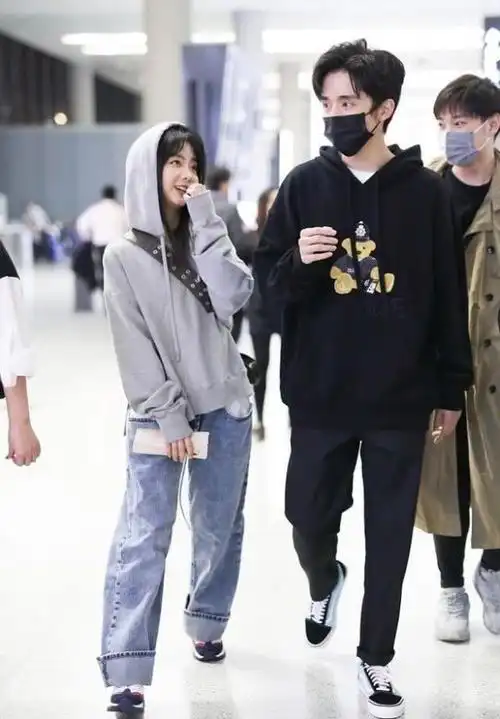 张新成和谭松韵身高相差20公分,腿都还能一样长,也是服气