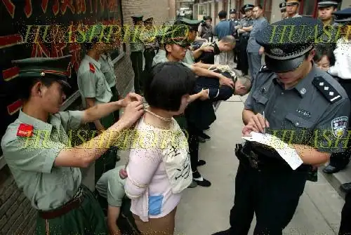 问题依法律程序对即将执行死刑的女毒贩冯翠琼进行验明正身例行公事