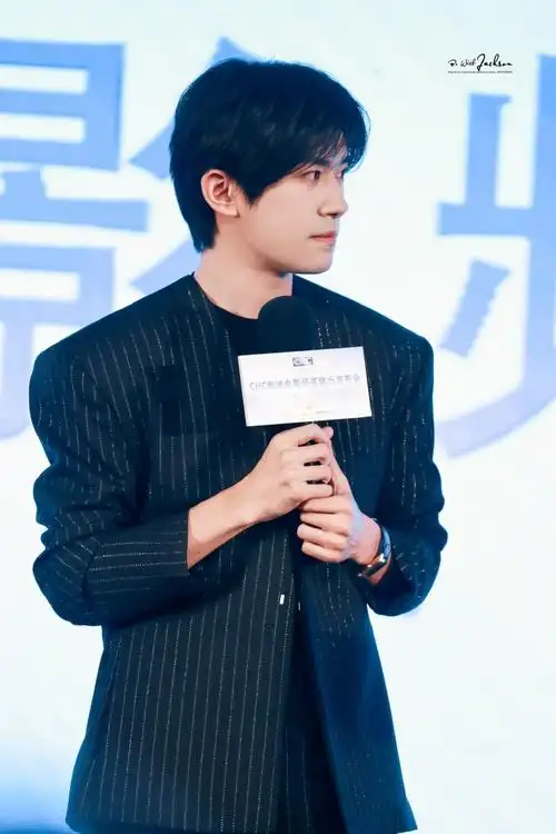 易烊千玺任chc影迷电影频道形象大使##易烊千玺竖纹西装
