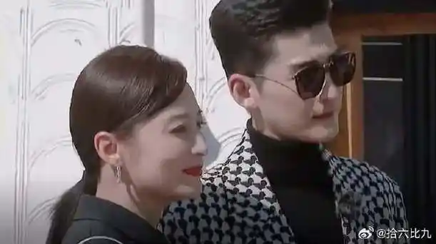 张翰长袍风衣,蒋勤勤利落西装裙,霸总姐弟太养眼了!