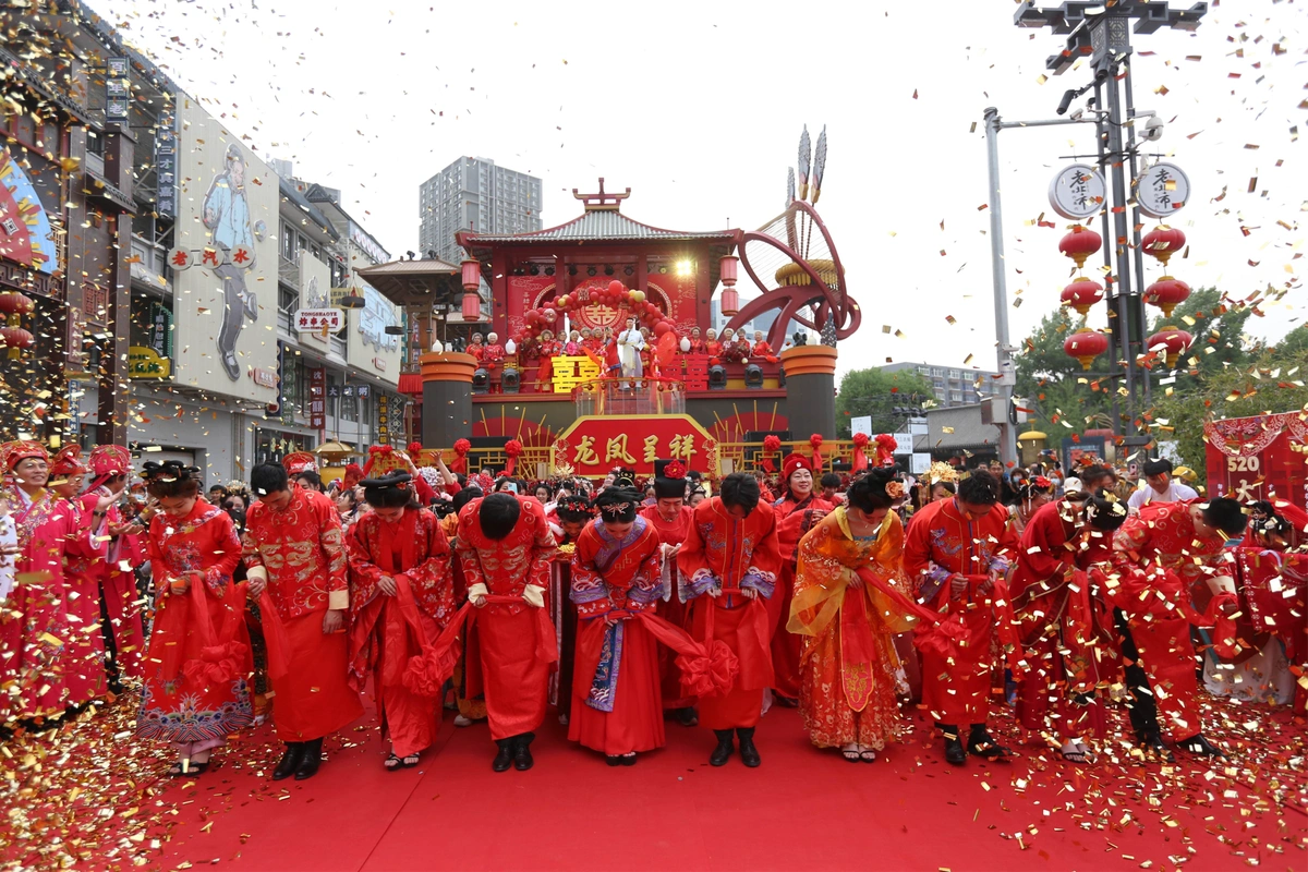 老北市"大喜市"百对新人室外中式集体婚礼520共度良宵!