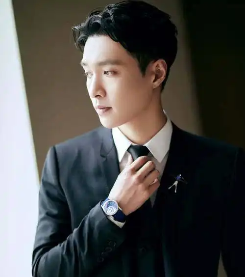 黄金侧脸西装杀,张艺兴尽显优雅绅士魅力!