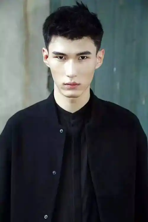 五官立体的时尚型男,单眼皮的他特别潮范,腹肌和人鱼线如刀刻