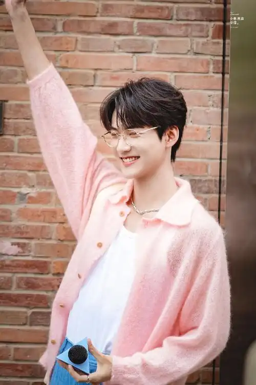 周柯宇今日线下活动路透9615～粉色针织衫 金丝眼镜02好可爱!