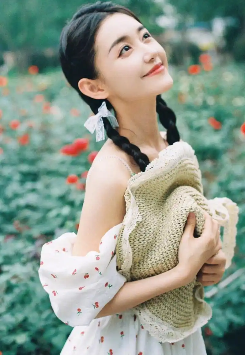 蒋依依身穿樱桃裙,樱你而来,桃你欢心