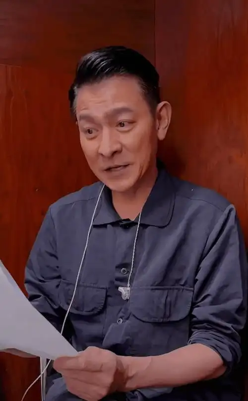 60岁刘德华素颜出镜,白发皱纹明显帅气依旧_歌词_一身_华仔