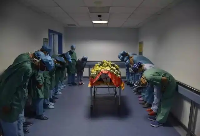 图片为遗体告别仪式现场