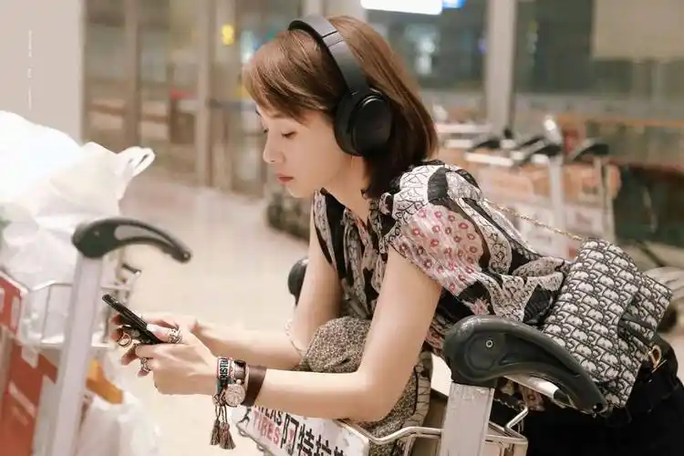 气质女神王子文果然不一样,连大妈上衣 小黑裤,都穿出了高级感