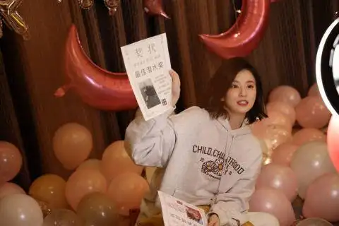 乔欣晒美照为自己庆生头戴生日帽比v托腮灵动可爱