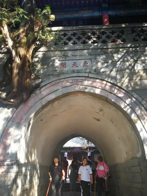 壶天阁,明代所建,清乾隆重新修筑,因山势似铜壶而得名.