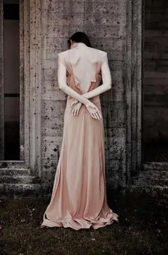 摄影师拍下女性背部线条之美, 狠狠的反驳了"看脸的社会"!