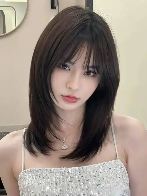 女生看过来了,中长发这样剪,既好看又容易打理,不烫不染也会非常好看