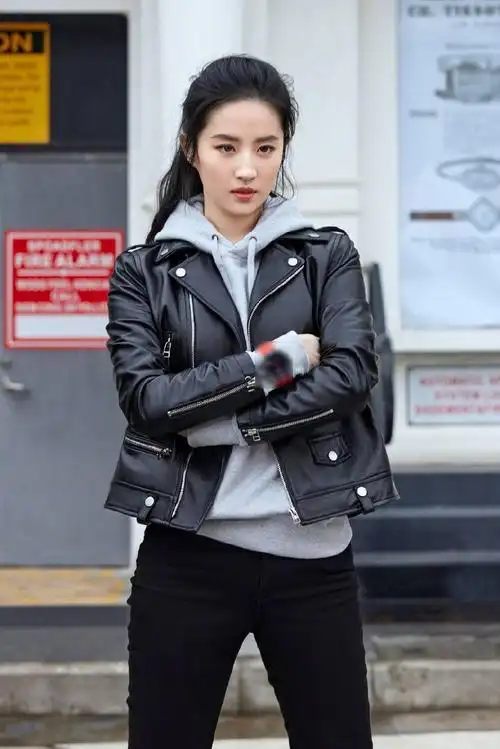 刘亦菲最新街拍造型曝光 眼神犀利气质超绝