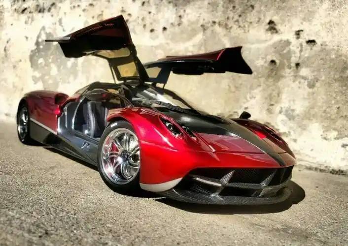 艳丽野兽-帕加尼 huayra stinger(毒刺) br /> 要说变形金刚4里最惊艳