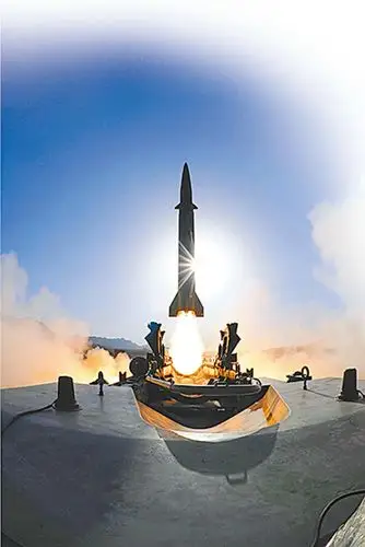 图为 东风-17导弹试射