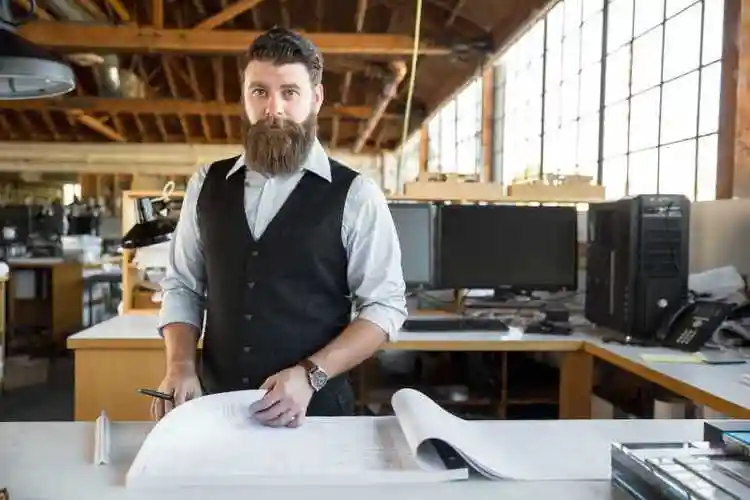 英俊帅气的建筑设计师