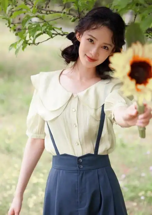 李沁穿娃娃衫配背带裙,减龄又可爱,笑容甜美治愈