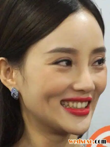 李小璐桃花妆亮相 笑容僵硬狂卖萌