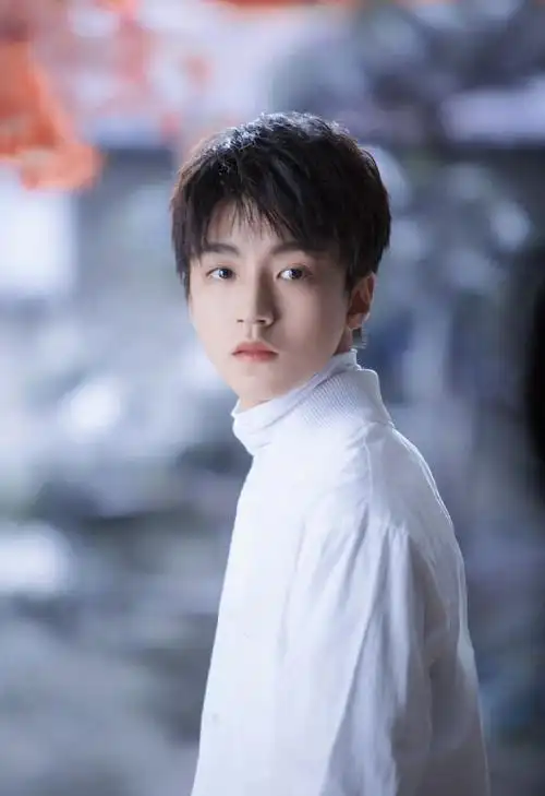 拥抱21岁的王俊凯