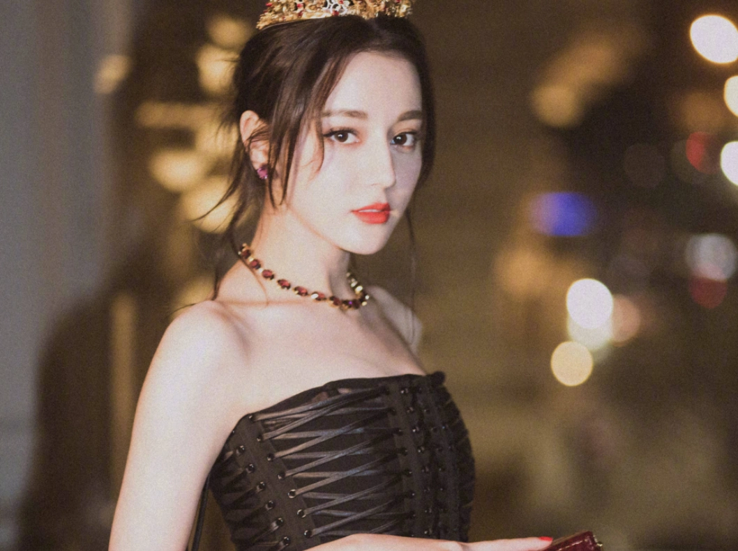看完迪丽热巴这组头戴皇冠的美图,才明白什么叫做百变女神!